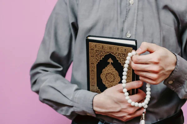 Guy Håller Quran Och Islamiska Radband — Stockfoto