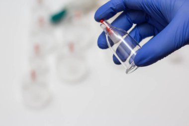 Hijama için kavanozlar. Beyaz arkaplanda süpürge pompaları