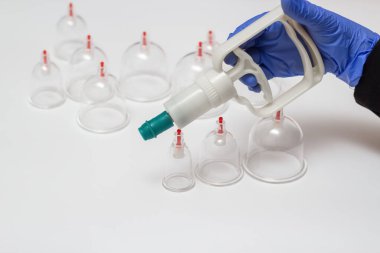 Hijama için kavanozlar. Beyaz arkaplanda süpürge pompaları