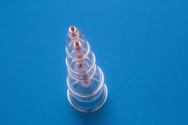 Hijama için kavanozlar. Mavi arkaplanda süpürge pompaları