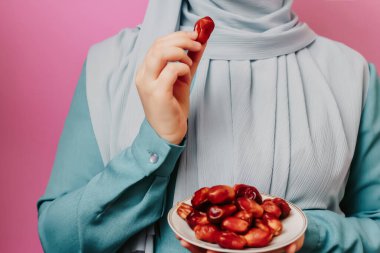 Eşarplı Müslüman kız tarihleri tutar