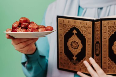 Fularlı Müslüman kız Kuran ve tarihler saklar
