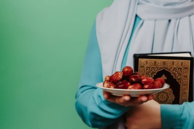 Fularlı Müslüman kız Kuran ve tarihler saklar