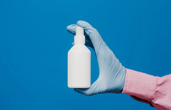 Tipo Con Guante Médico Sostiene Una Botella Blanca Fondo Azul —  Fotos de Stock