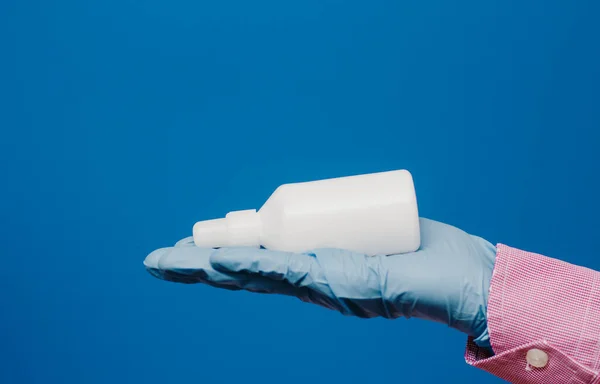Egy Fickó Orvosi Kesztyűben Tart Egy Fehér Üveget Kék Háttér — Stock Fotó