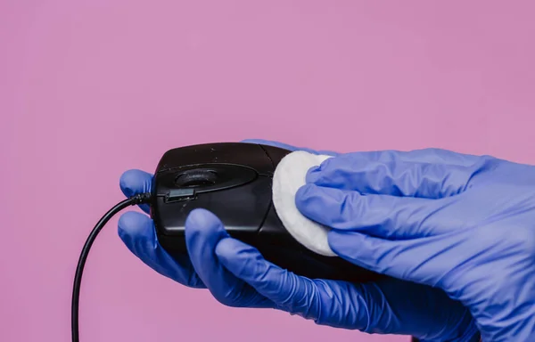 Chlápek Lékařské Rukavici Drží Počítačovou Myš Utírá Vatovými Podložkami Růžové — Stock fotografie