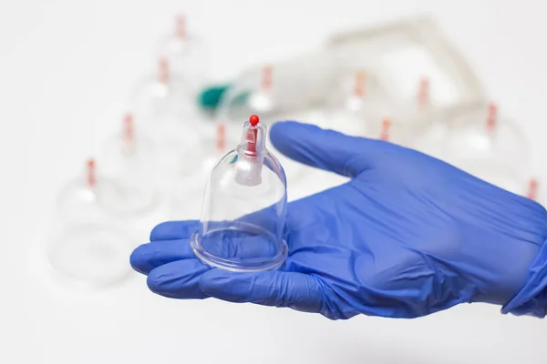 Hijama için kavanozlar. Beyaz arkaplanda süpürge pompaları