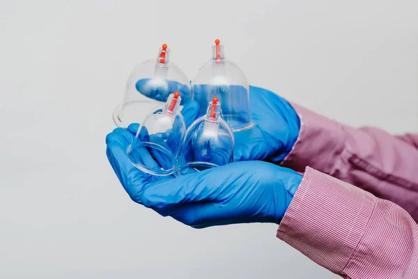 Hijama için süpürge pompaları ve kavanozlar. Kollar. Beyaz bir arkaplanda