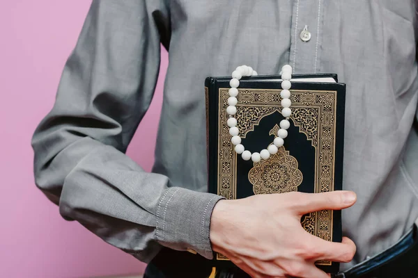 Guy Κατέχει Κοράνι Και Ισλαμικό Κομπολόι — Φωτογραφία Αρχείου
