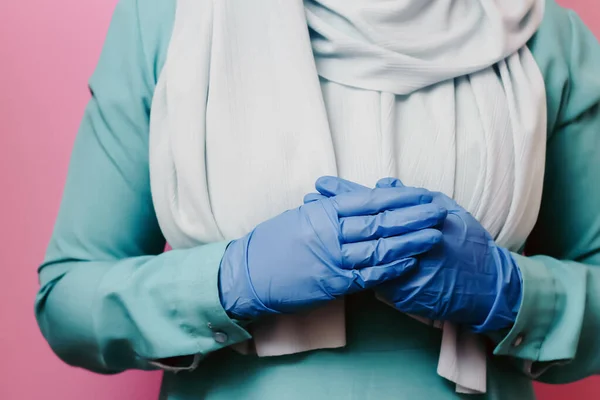 Chica Musulmana Guantes Médicos — Foto de Stock