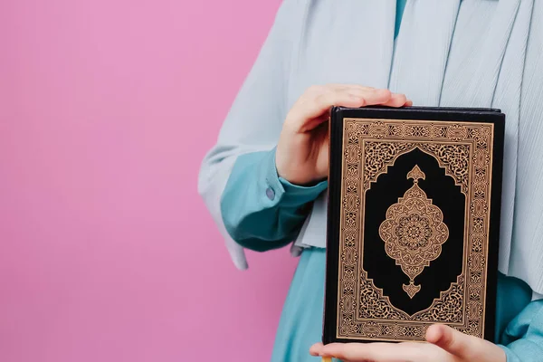 Moslim Vrouw Een Hoofddoek Houdt Een Koran Haar Handen Een — Stockfoto