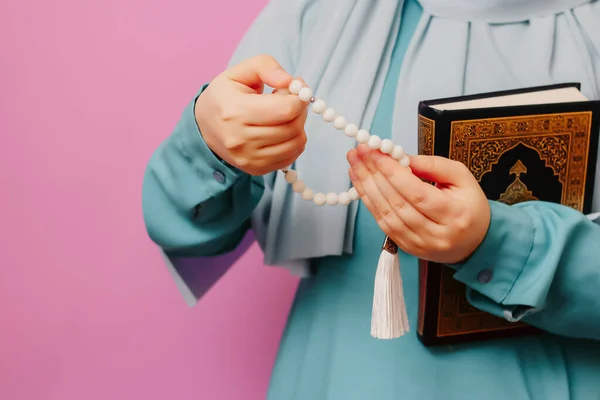 イスラム教徒の女の子開催Quranとイスラムロザリオで彼女の手 — ストック写真