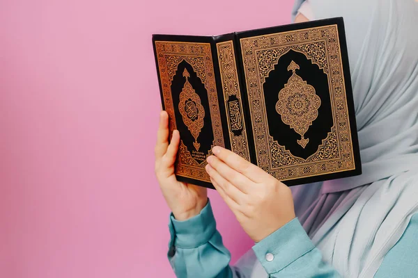 Muslim Wanita Dalam Kerudung Memegang Quran Tangannya Pada Latar Belakang — Stok Foto