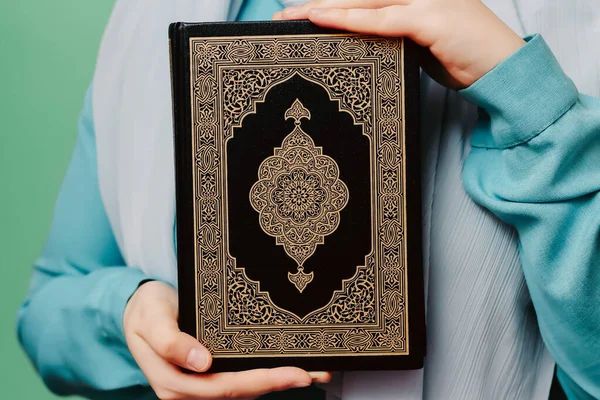 Muslimische Frau Mit Kopftuch Hält Auf Rosa Hintergrund Einen Koran — Stockfoto