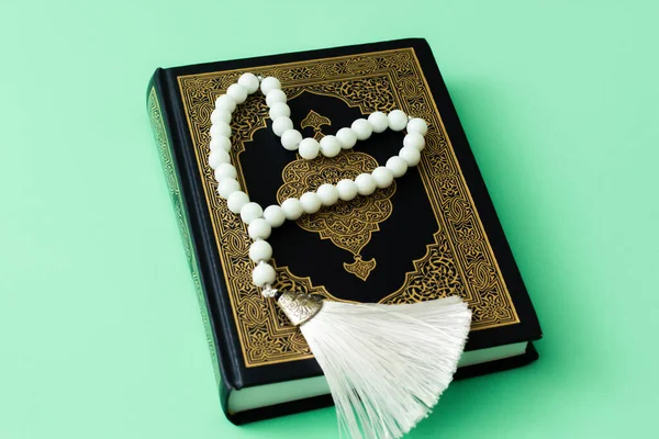Коран Белый Мусульманский Четки Форме Сердца Зеленом Фоне — стоковое фото