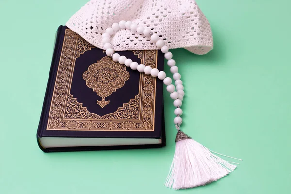 Κοράνι Λευκό Κομπολόι Και Skullcap Ένα Πράσινο Φόντο — Φωτογραφία Αρχείου