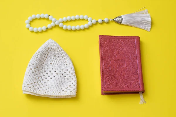 Pink Quran White Muslim Rosary White Skullcap Yellow Background — Stock Photo, Image
