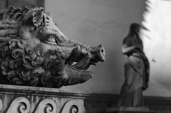 멧돼지입니다. 허큘리스 동상과 (토스카나, 이탈리아 피렌체에서 시 뇨 리아 광장에에서 Cacus (Baccio Bandinelli)의 요소). — 스톡 사진
