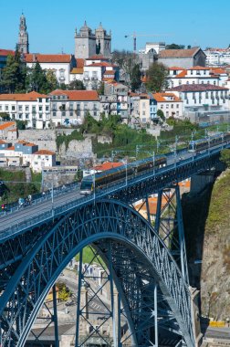 Metro görünümünü tren Dom Luis ben Köprüsü ve eski şehir, Porto, Portekiz.
