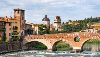 Verona, İtalya - 24 Eylül 2019: İtalya 'nın Verona kentindeki Pietra Köprüsü' nde (Ponte Pietra, Stone Bridge) turistler. 