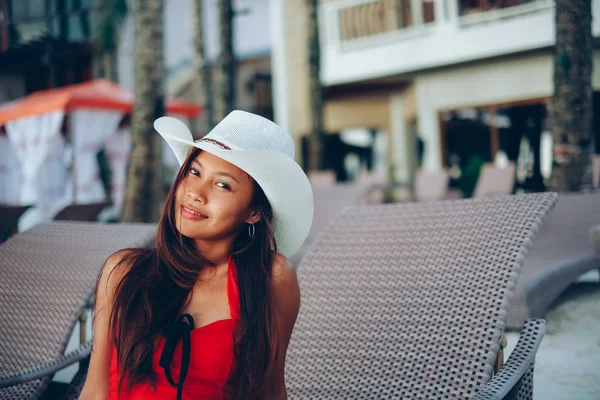 Menina asiática bonita com um chapéu de férias — Fotografia de Stock