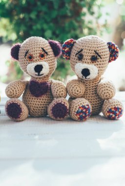 Ahşap bir masa üzerinde iki oyuncak ayılar