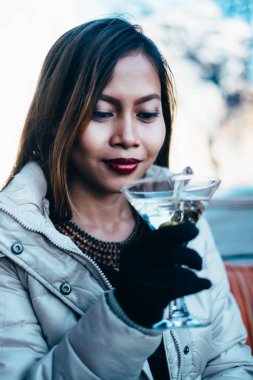Martini açık, erken Bahar içme güzel yetişkin kız