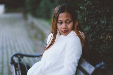 Kent parkta bankta oturan kız