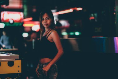 Seksi tan Asya kız bir kulüpte ayakta