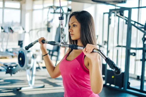 Sport a fiatal nők gyakorlatok az edzőteremben, Lat gép — Stock Fotó