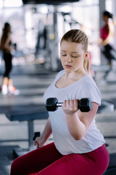 Kezdő pufók lány, gyakorlása, fitness Club — Stock Fotó