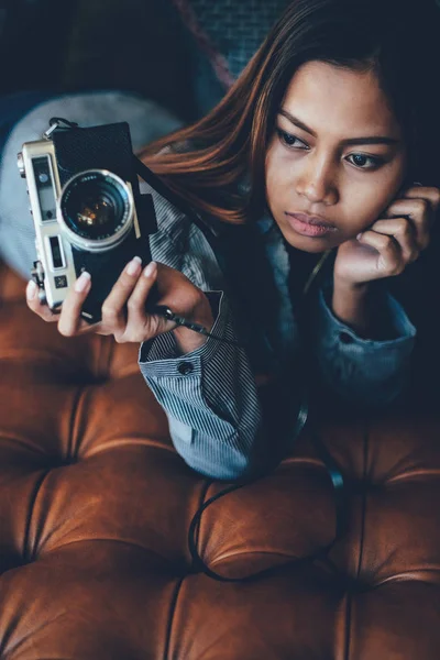 Menina bonita segurando câmera, estilo hipster — Fotografia de Stock