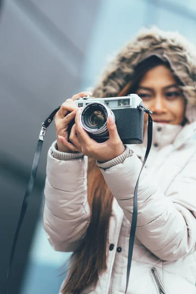 Beautiful girl photographing in cold weather, urban environment — Stock Photo, Image