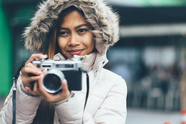 Bella ragazza fotografare in tempo freddo, ambiente urbano — Foto Stock