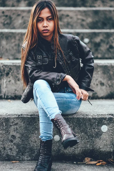 Hippi moda stil merdivenlerde oturan genç güzel kız