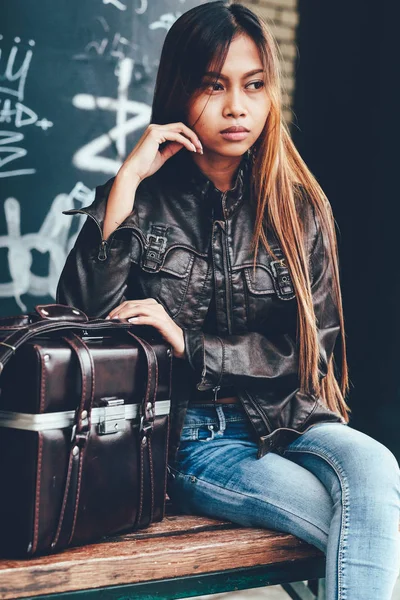 Gorgeous girl posing with leather bag, hipster style — Stock Photo, Image