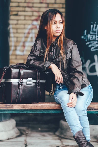 Menina lindo posando com saco de couro, estilo hipster — Fotografia de Stock