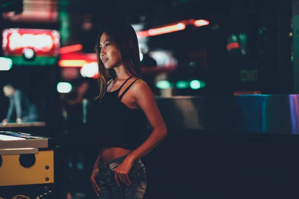 Seksi tan Asya kız bir kulüpte ayakta