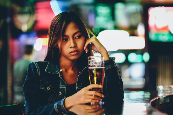 Vida noturna, menina adulta esperando no bar beber urso — Fotografia de Stock