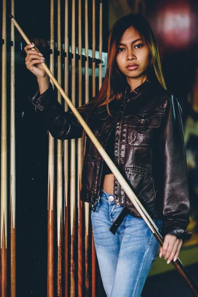 Menina de jaqueta de couro se preparando para jogar bilhar — Fotografia de Stock