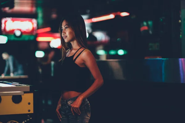 Sexy tan Asian girl standing in a club — Stock Photo, Image