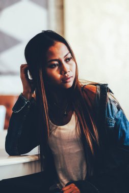 Güzel genç kadın mavi Jeans bir kulüpte soğutma