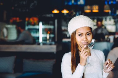 Güzel kız bir barda martini içme