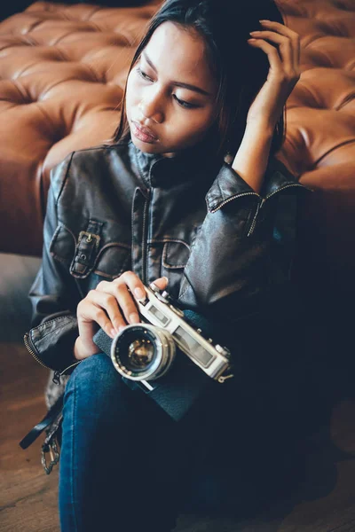 Beautiful young girl holding camera, hipster style — Stock Photo, Image