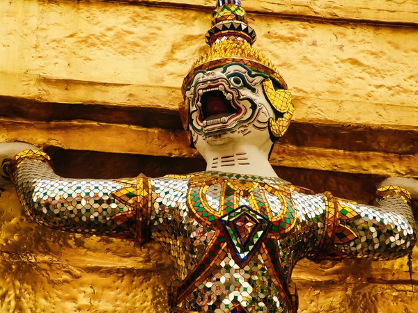 Божество-хранитель на стенах дворца королей Бангкока Таиланд — стоковое фото