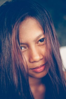 Genç Asyalı kız gülümseyen güzel portresi