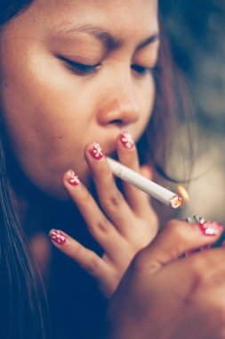 Sigara kadar aydınlatma genç Asyalı kadın portresi