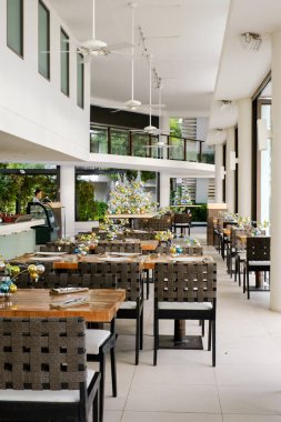 Güzel zarif iç tasarım Noel dekorasyonu ile plaj restourant