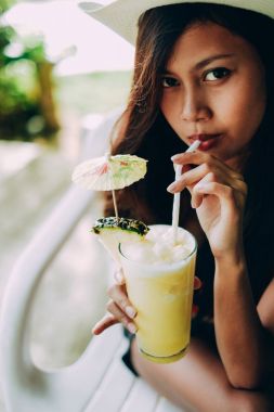 Güzel kız şapkalı olan, taze ve ferahlatıcı ananas suyu, yaz tatil tatil içme