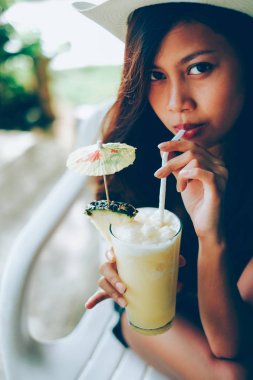Güzel kız şapkalı olan, taze ve ferahlatıcı ananas suyu, yaz tatil tatil içme